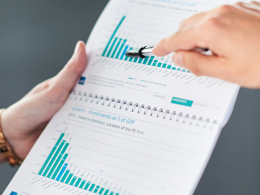 Deux mains désignant des graphiques dans un document d'analyse