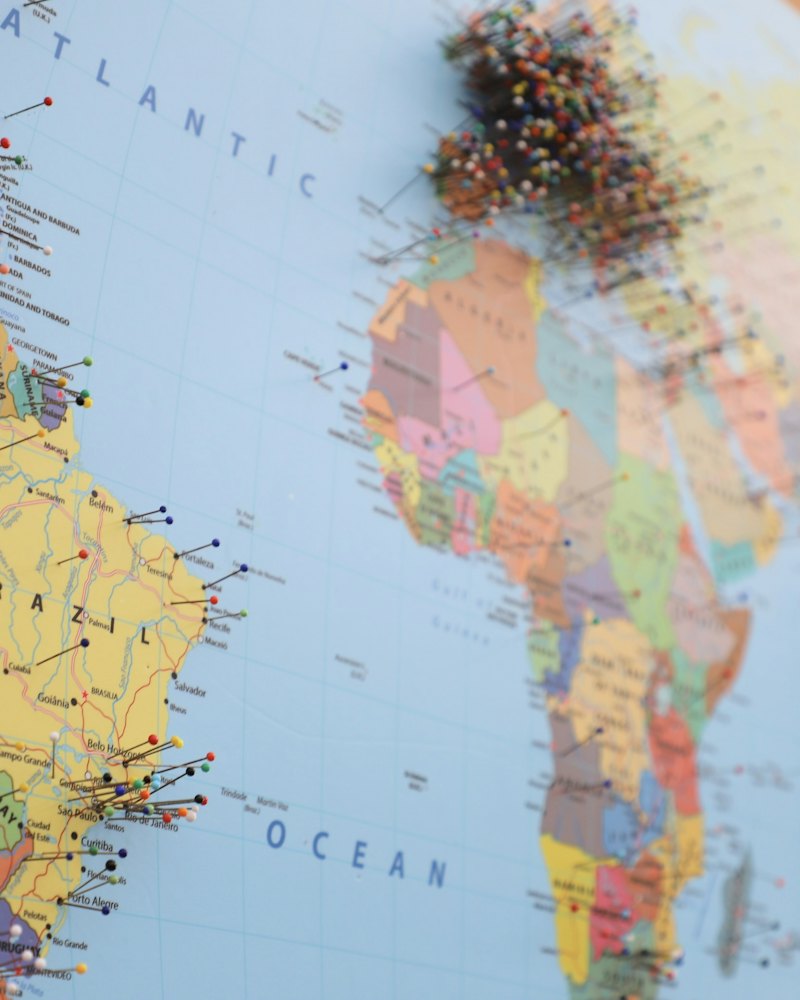 Carte du monde piquée de repères sur plusieurs marchés