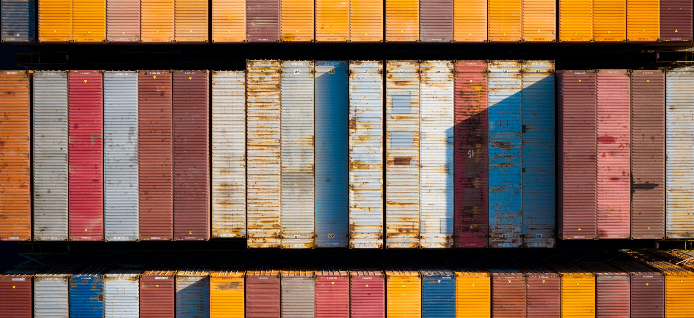 Vue aérienne de conteneurs alignés dans un port de commerce